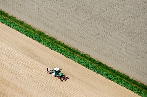 Een boer bewerkt z'n land