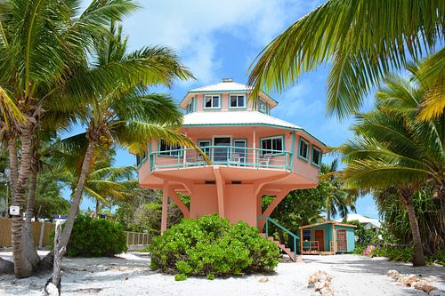 Strandhuis met palmbomen en wit zand  Caye Caulker Belize