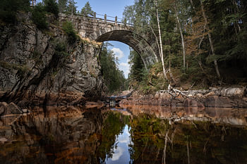 Schwedische Natur – Horizontales Panorama der alten Steinbogenbrücke bei Brattfallet in Värmland