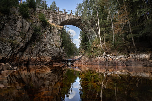 Schwedische Natur – Horizontales Panorama der alten Steinbogenbrücke bei Brattfallet in Värmland