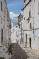 Straat in witte stad Ostuni in Italië