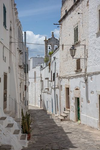 Straat in witte stad Ostuni in Italië