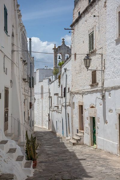 Straat in witte stad Ostuni in Italië van Joost Adriaanse