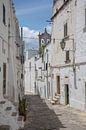 Straat in witte stad Ostuni in Italië van Joost Adriaanse thumbnail