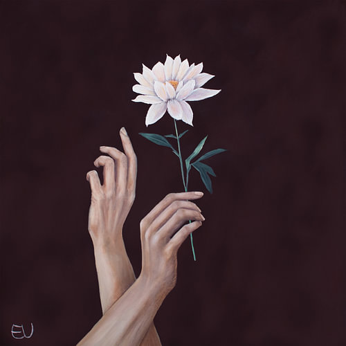 Handen met bloem