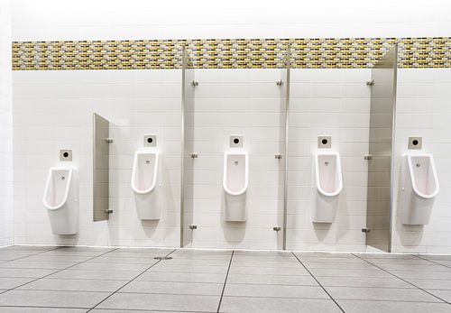 Urinoirs bij de mannen toilet