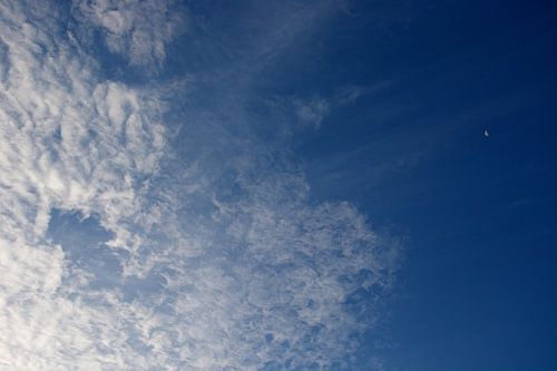 Maan achtervolgd door wolken