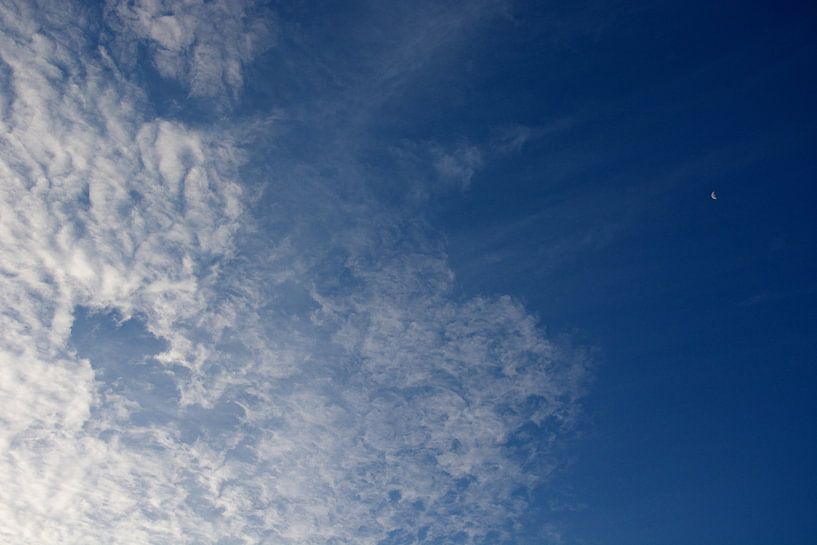 Maan achtervolgd door wolken by PvdH Fotografie