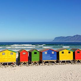 Kleurrijke strandhuisjes badhuizen strand Muizenberg in Zuid Afrika van John Stijnman