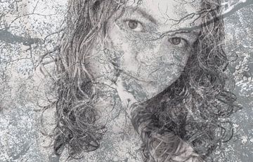 Mysterious girl (creatieve bewerking van vrouwenportret tussen de boomtoppen)