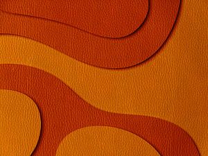 Abstrakte, wellenförmige Lederstrukturen in Retro-Orange-Tönen