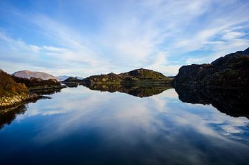 Spiegeling in een fjord van Johan van Esch