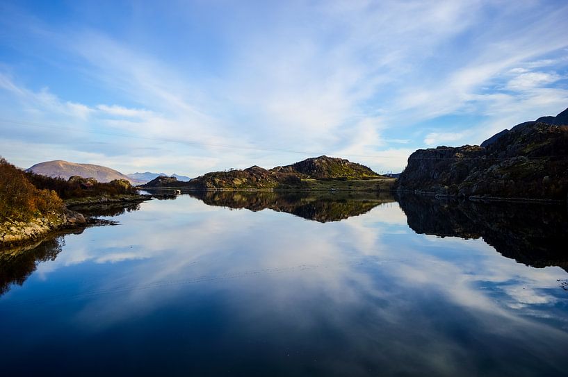 Spiegelung im Fjord von Johan van Esch