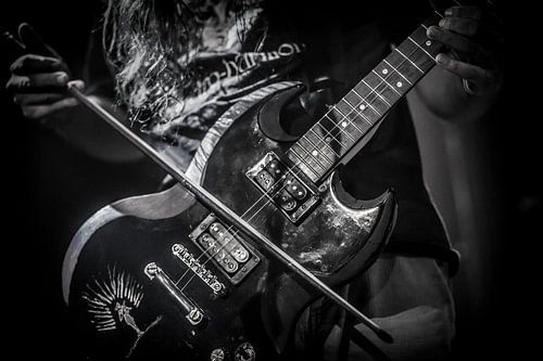 Gitaar met strijkstok 1