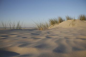 Schiermonnikoog - Doorkijkje op het strand van Gerda de Voogd