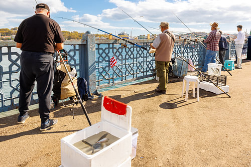 Angler auf der Galatabrücke mit ihrem Fang