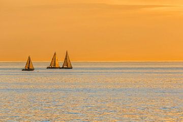 Bateaux à voile au coucher du soleil sur Cor de Bruijn