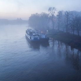 Maastricht dans le brouillard sur Studio Zwartlicht