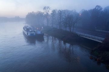 Maastricht dans le brouillard sur Studio Zwartlicht