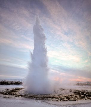 Geiser IJsland tijdens zonsopkomst van Marjolein van Middelkoop