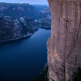 Mann am Preikestolen in Norwegen - Blaue Stunde von Adalbert Dragon Dragon