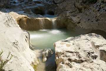 de rivier Mirna bij het dorp Kotli in Istrië in Kroatië van Heiko Kueverling