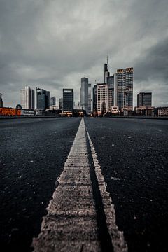 Weg naar de skyline van Frankfurt van Fotos by Jan Wehnert