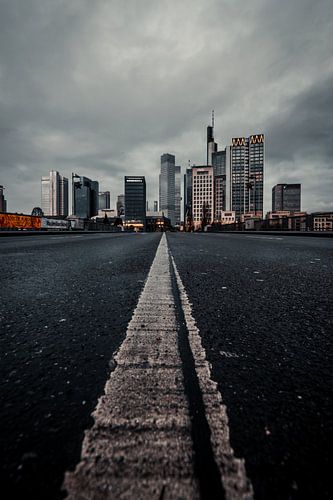 Weg naar de skyline van Frankfurt