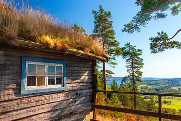 Oude houten hut en uitzicht op de vallei van Margit Kluthke