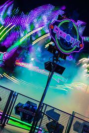 Lichtwirbel im Nebel – Rotorbewegung auf dem nächtlichen Jahrmarkt von Mixed media vector arts