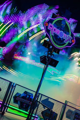 Tourbillons de lumière dans la brume – Mouvement de rotor à la fête foraine nocturne