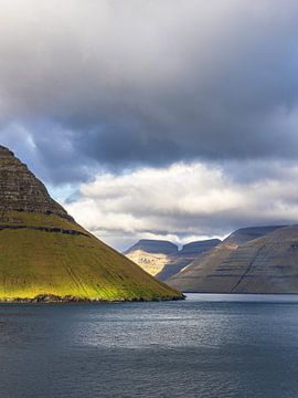 Uitzicht op de rotsen van de Faeröer met wolken