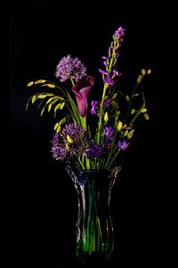 Blumenstrauß mit lila Blüten in einer Murano-Vase