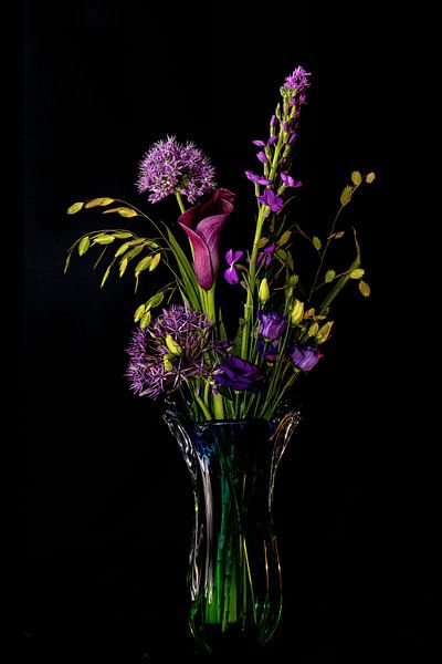 boeket met paarse bloemen in een Murano vaas van Hanneke Luit