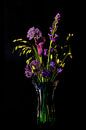 boeket met paarse bloemen in een Murano vaas van Hanneke Luit thumbnail