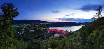 Panorama du barrage d'Edersee et du village avec le barrage éclairé en rouge à l'heure bleue