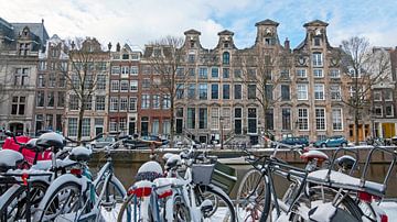 Stadsgezicht van besneeuwd Amsterdam in de winter van Eye on You