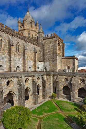 Toren van de kathedraal Basílica Sé de Nossa Senhora da Assunção