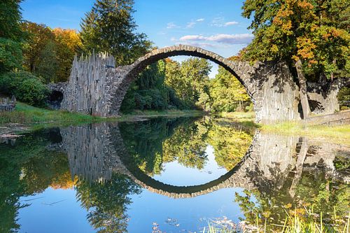 Rakotzbrücke spiegelt sich im Rakotzsee