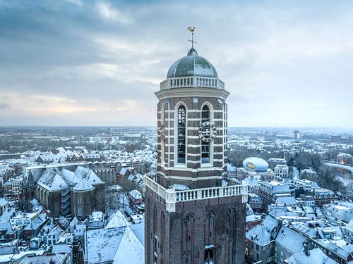 Zwolle Peperbus kerktoren tijdens een koude winter zonsopgang