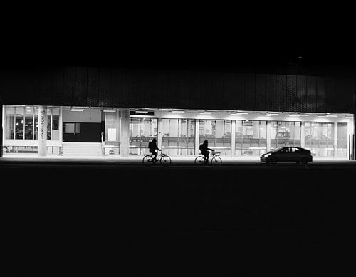 Silhouettes of two people cycling in Utrecht