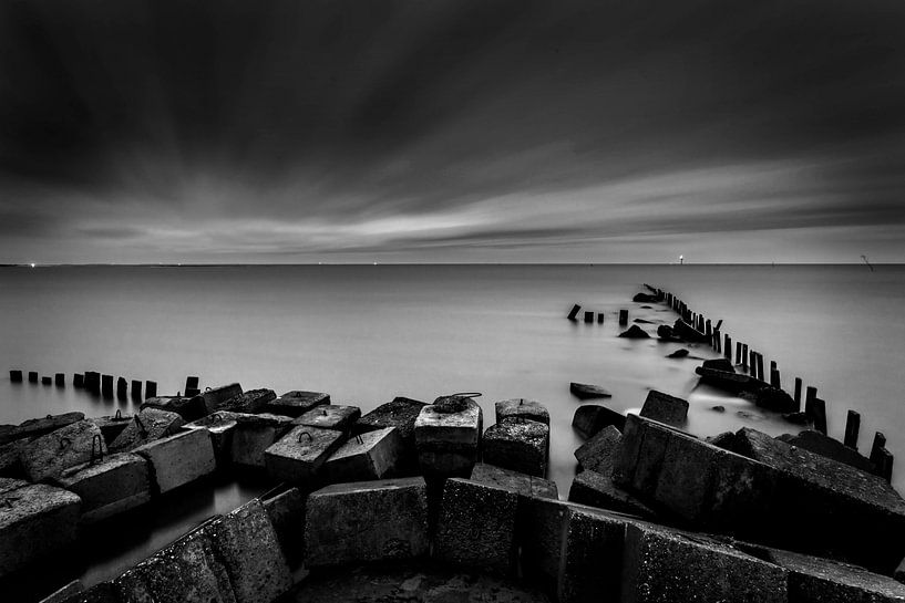 Vue nocturne de la mer des Wadden près du port de De Cocksdorp, Texel. par Hans Kwaspen