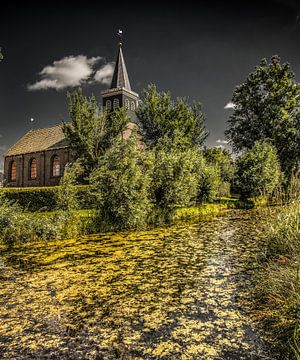 Het kleine kerkje van Hieslum in Friesland op een fraaie zomerdag van Harrie Muis
