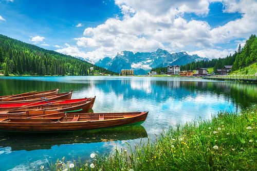 Boten op het Misurina-meer in de Dolomieten, Italië