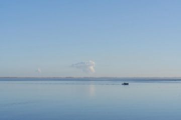 Platte rust, boot op een blauw watercanvas van Gevk - izuriphoto