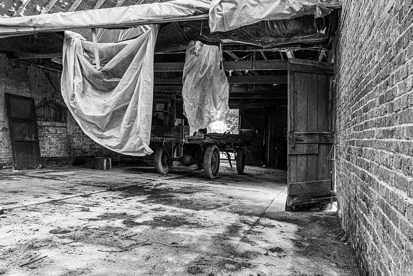 Abandoned farm stable by Anjo ten Kate