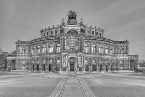 Semperoper in Dresden schwarz-weiß