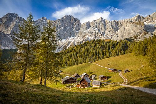Pad naar de Neustattalm (1.530 m) voor de zuidwand van de Dachstein