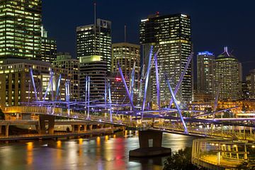 Brisbane  skyline met de Kurilpa brug van Marcel van den Bos
