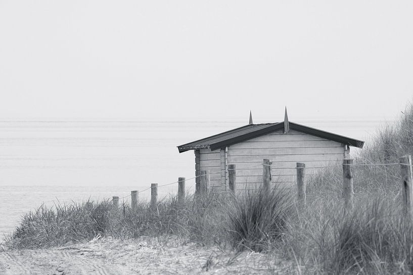 Het huisje bij de strandopgang. by Jan Mulder